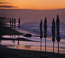 Parasols op het strand van Denia