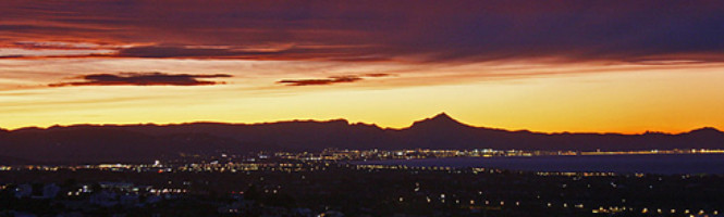 Blick auf den Sonnenuntergang über Denia