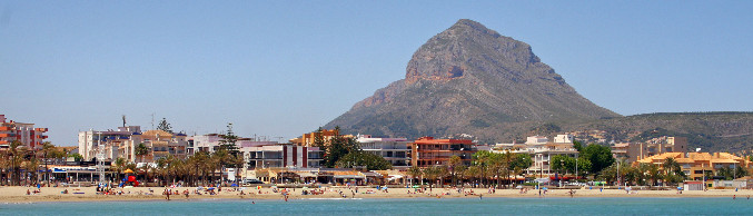 Strand El Arenal van Javea met de berg Montgó op de achtergrond