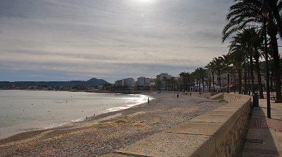 Strand am Hafen von Javea