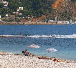 Strand bij de haven van Javea